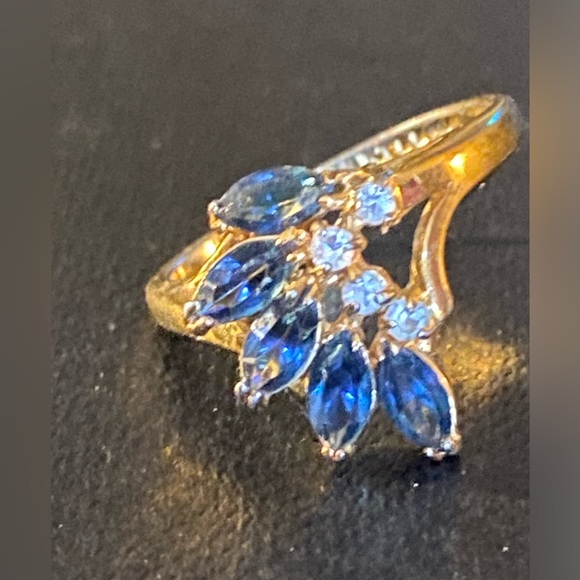 Vintage Ring: Inscription not Legible. Simulated Sapphire and Clear Stones. - Picture 4 of 7